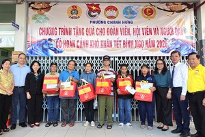 政兴坊贫困居民在领取礼物时的喜悦瞬间。 