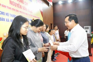 阮文得主席向民众赠送春节礼物。