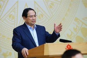 政府总理、指委会主任范明政在会议上致辞。图自越通社 