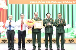 阮福禄副书记向阮文南中将颁授40年党龄纪念章。 