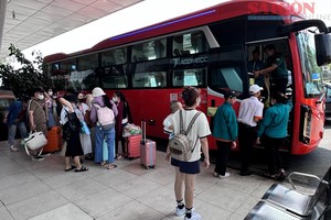 双层卧铺客车在林同省运行。 