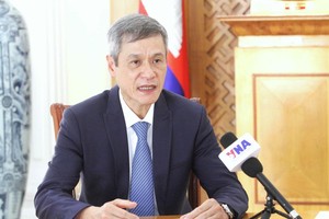 越南驻柬埔寨大使阮明宇接受越通社记者的采访。图自越通社 