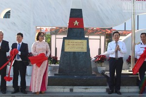 黄沙特区人委会牌匾揭牌仪式。图自《广宁报》 