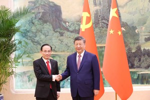 中共中央总书记、中国国家主席习近平会见党中央政治局委员、党委书记、外交部长、党中央总书记苏林特使黎怀忠。图自越通社 