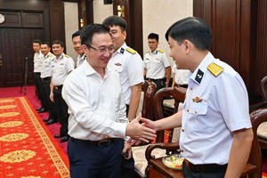 邓明通副书记会见海军第189旅工作团。