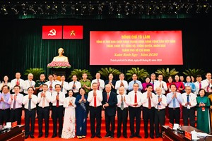 苏林总书记探望并向胡志明市党部、政府与人民贺年。