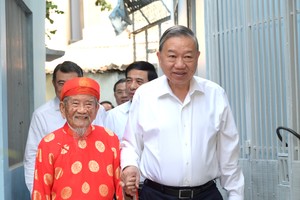 苏林总书记探望并向阮廷思研究家贺年。