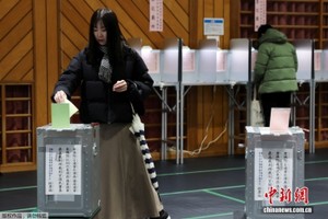 当地时间2月8日，日本东京，民众在一处投票站进行投票。 