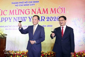 党中央政治局委员、胡志明市市委书记陈留光（左）与各位来宾举杯共庆新年。 