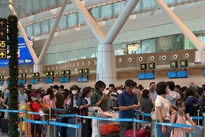 乘客在T3航站楼排队等候办理登机手续。