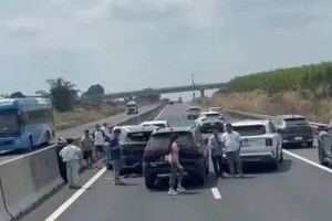 2月23日下午，连续发生3起交通事故，导致藩切-油曳高速公路出现严重堵塞。