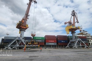 货轮在海防港股份公司旗下的码头靠岸作业。 