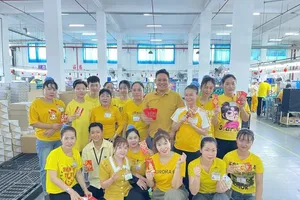 越南钻石有限责任公司工人在新年首个工作日喜领红包。