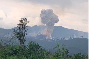 在老街的爆炸事故发生后，浓烟冒起。