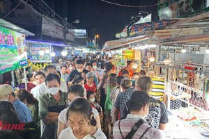 大量游客在富国夜市。