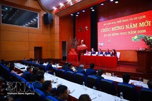 政府总理范明政与越南文体与旅游部就落实党“十四大”关于文化领域的决议及党中央政治局关于发展越南文化的第80号《决议》召开工作会议。