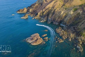 归仁风峡清澈见底的海水。 