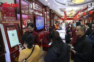  财神诞期间，广大民众前来金店交易。