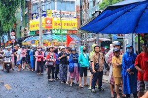 市民冒雨排队买烧鸭烧肉祭拜财神