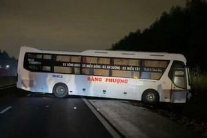 卧铺客车在藩切-油曳高速公路发生事故，撞倒多块混凝土。