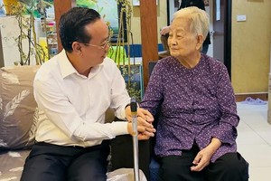 胡志明市人委会副主席裴明盛向谢氏锺医生致以诚挚问候和祝福。