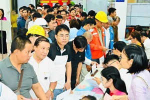  选民在三胜坊7号投票区提前投票。 