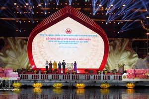 文体与旅游部文化遗产局局长黎氏秋贤在活动上向宁平省公布并颁发政府总理关于将三祝群体列为国家级特别遗迹的决定。 