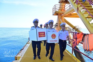 选举组将投票箱运送到DK1/9瞭望台。 