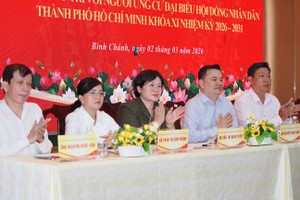 40号选举单位胡志明市人民议会代表候选人与平政乡选民接触。 