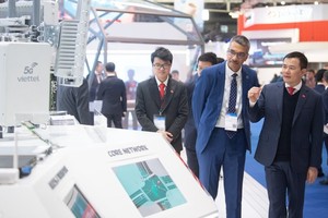 Viettel集团董事长兼总经理陶德胜中将介绍集团研发的产品。图自越通社 