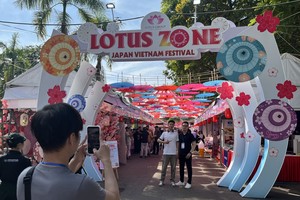 3月7日上午，年轻人在“九‧二三”公园举行的越日盛会拍照打卡。