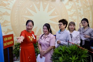 选举组成员热心指引选民进入划票室。