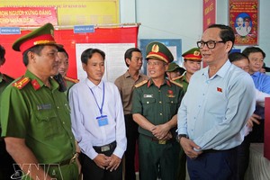 国会副主席陈光方检查金瓯省最南端地区选举准备工作。 