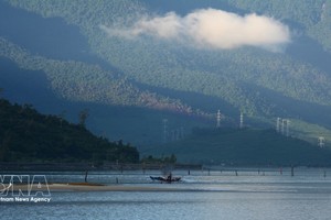 立安潟湖景色随时光流转不断变幻，呈现出静谧与壮丽并存的自然风貌。