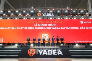 各位代表共同为位于北宁省新兴工业区的雅迪（YADEA）智能电动车制造厂落成剪彩。图自越通社 