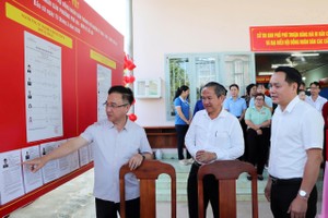 胡志明市市委副书记邓明通视察富安坊候选人名单张贴工作。 