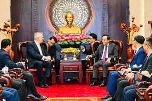  胡志明市市委书记陈留光与奥利弗·琼斯举行会议。