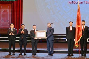 苏林总书记向《人民报》授予一等劳动勋章。 