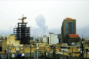 以色列空袭后，伊朗德黑兰冒出浓烟。