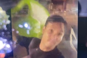 名男子拿着塑料椅冲上前殴打送货司机。