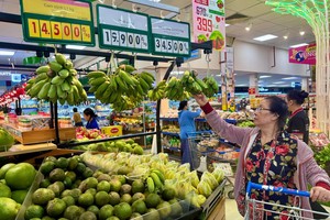 市民在Co.op超市购买水果。