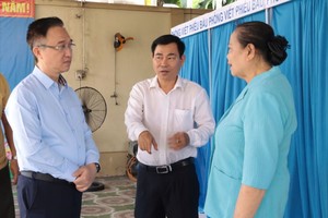 胡志明市市委副书记邓明通在那蓧坊平任街区投票点检查选举工作。