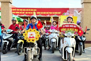  平兴乡年轻人参加花车游行，宣传选举工作。