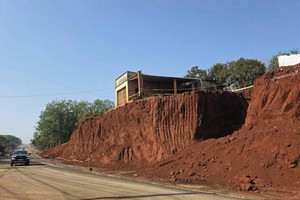 途经8个民户的路段暂时停工。