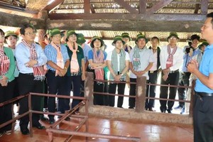 代表们参观隆福地道历史遗迹区。