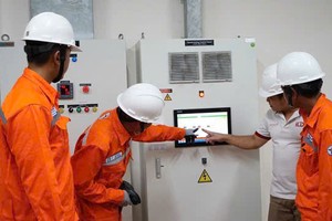 电力公司与客户配合确保电力供应。 