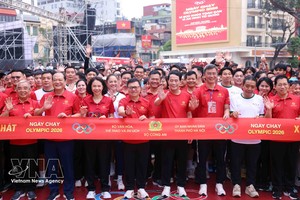 近1万7000人参加河内“奥林匹克跑步日——全民健康，保卫祖国安全”活动。 