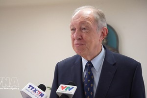 俄罗斯前驻越南大使、评委会主任安德烈·塔塔里诺夫接受记者的采访。