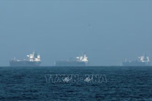 在伊朗限制通过霍尔木兹海峡航运活动的背景下，船只2026年3月3日停泊在阿联酋富查伊拉外海。图：REUTERS/越通社。 