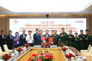 胡志明市人委会主席阮文得与Viettel集团董事长兼总经理曹德胜中将交换签署文本。
